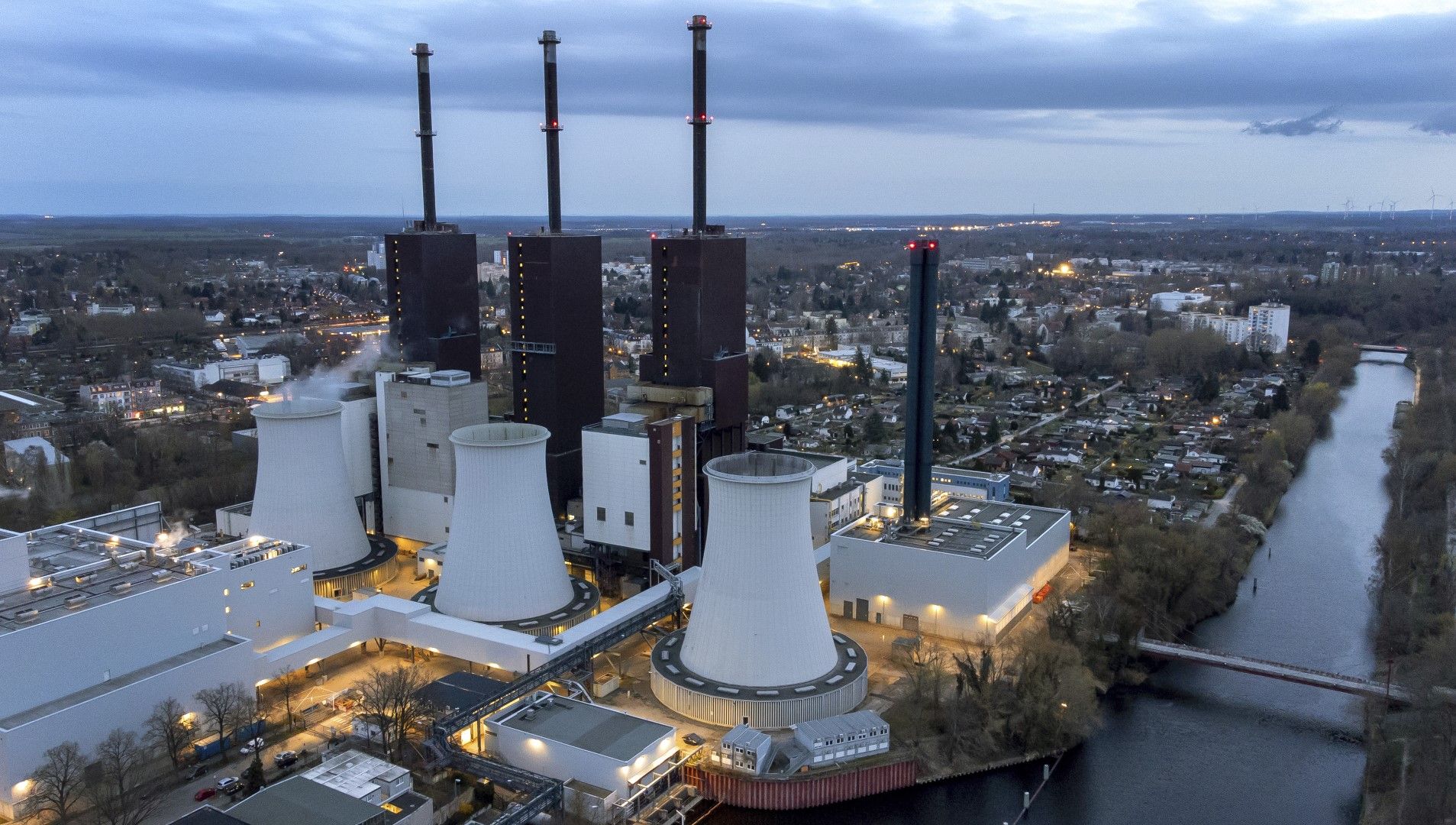 Пара излиза от охладителна кула на газовата електроцентрала Лихтерфелде в Берлин на 30 март 2022 г.