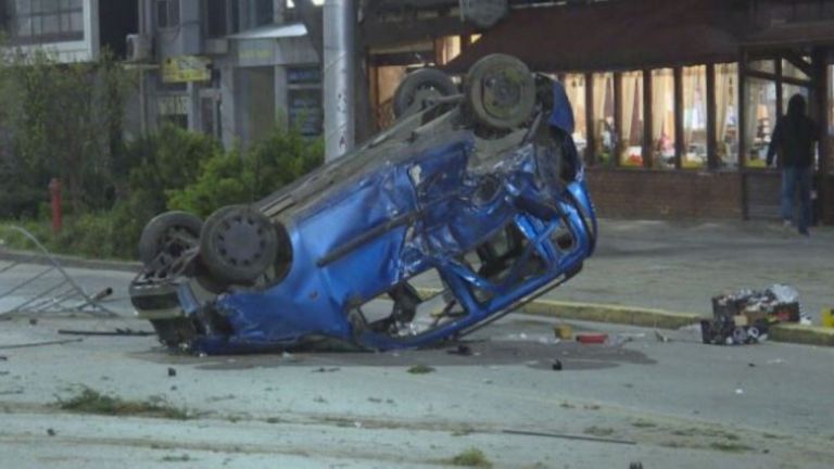 Млад шофьор предизвика тежко пътно-транспортно произшествие на метри от автобусни