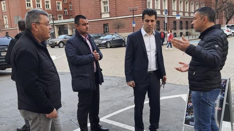 Участници в протеста на полицаите, които тази сутрин започнаха изграждането