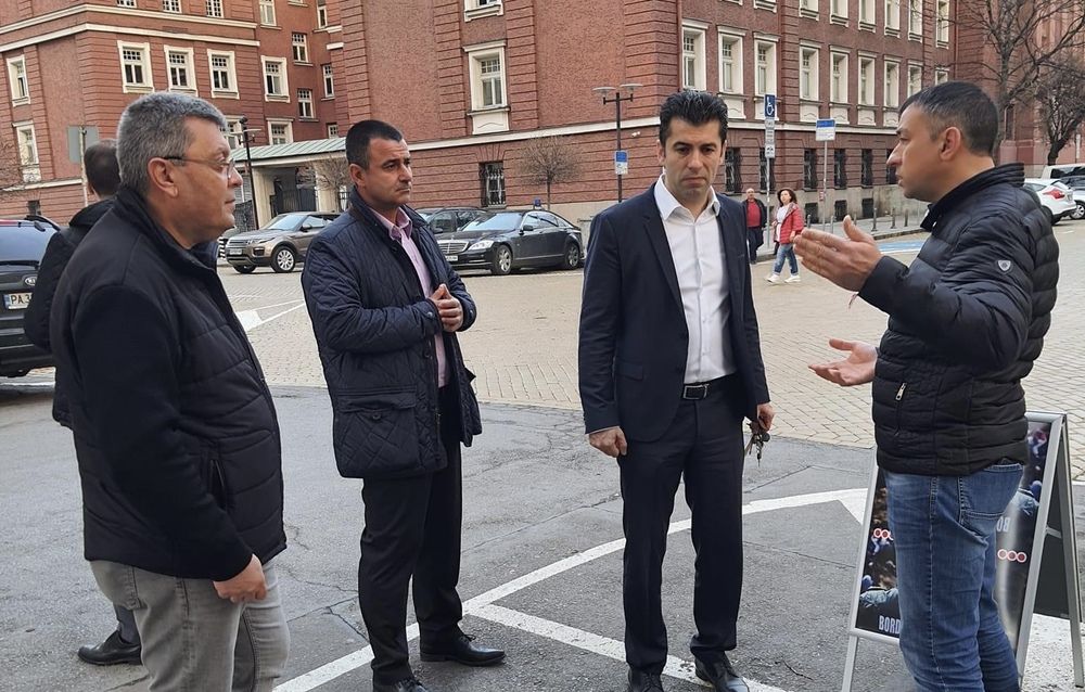 Премиерът Кирил Петков разговаря с протестиращите полицаите пред МФ