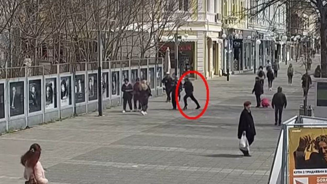 Мъж нападна с ритници в главата жени в центъра на Бургас (видео)