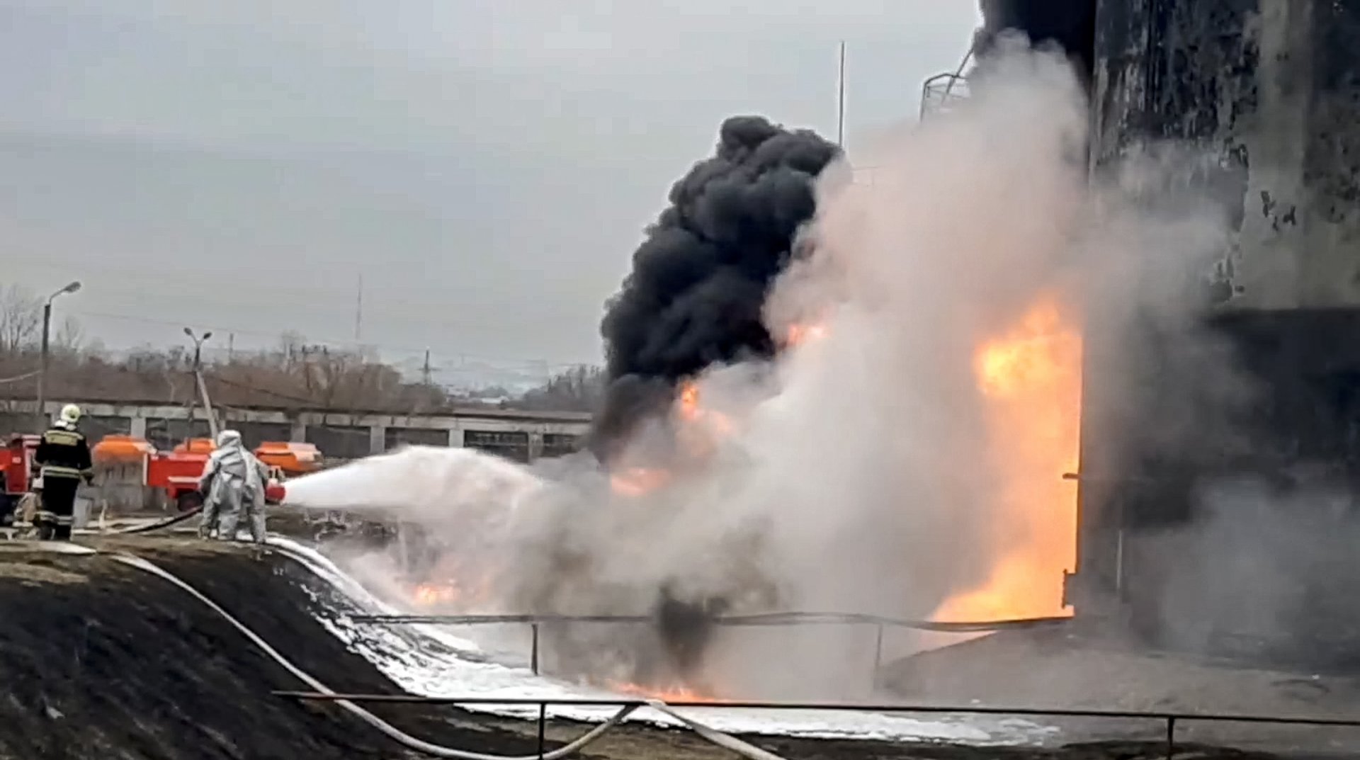 Пожар в петролна база в Белгородска област на Русия на 1 април 2022 г., за който местният губернатор обвини украинските сили