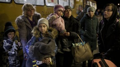 Временната закрила на бежанците от Украйна се удължава с една