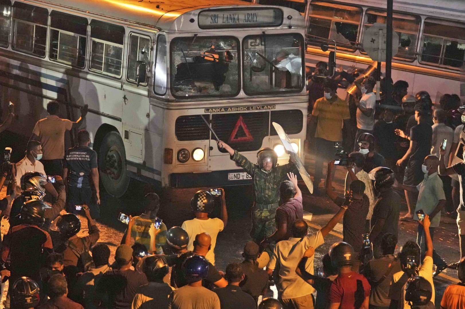 Полицай се опитва да разпръсне протестиращите пред частната резиденция на президента на Шри Ланка в покрайнините на Коломбо в четвъртък, 31 март 2022 г.