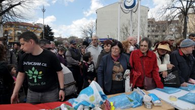 15 000 фиданки бяха раздадени на бургазлии в събота на