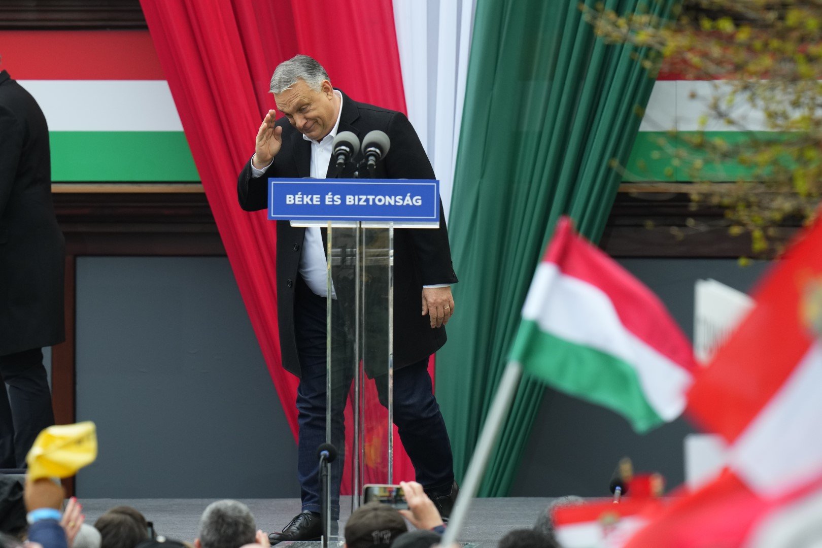 Премиерът Виктор Орбан поздравява поддръжниците си преди да произнесе реч по време на последния предизборен митинг на неговата партия Фидес преди изборите в неделя, в Секешфехервар на 1 април 2022 г.