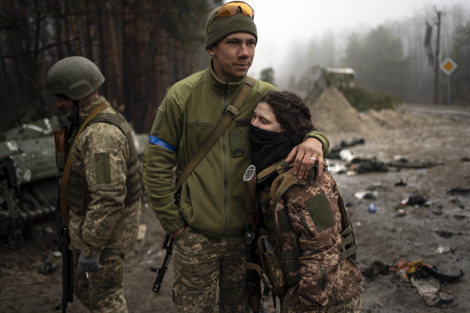 Войници от украинската армия, 23-годишният Игор, прегръща съпругата си Даша, на 22 години, след като са извършили проверка след изтеглянето на руските войски от селата в покрайнините на Киев в петък, 1 април 2022 г.