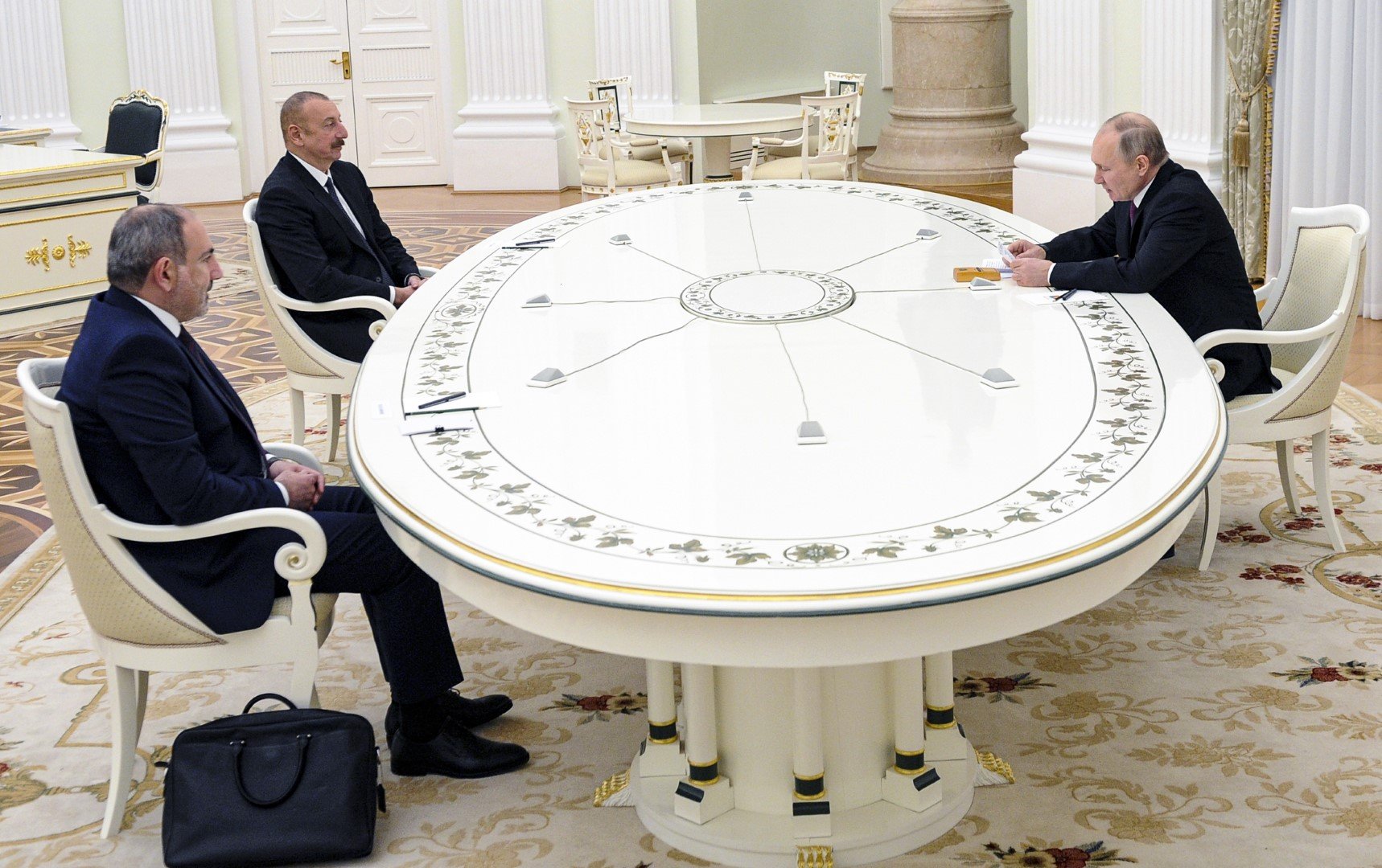 Руският президент Владимир Путин, вдясно разговaря с президента на Азербайджан Илхам Алиев, втори вляво, и арменския премиер Никол Пашинян, вляво, в Кремъл в Москва, 11 януари 2021 г.