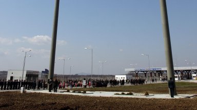 Дълъг конвой от товарни автомобили се е натрупал на граничния