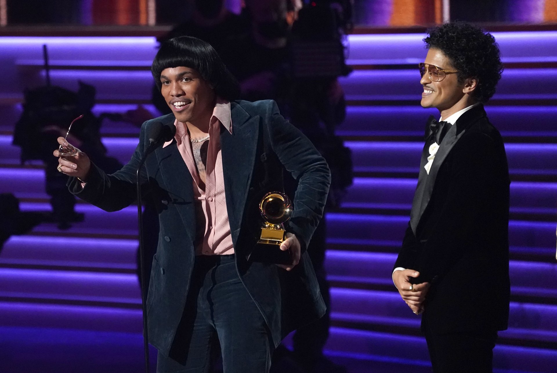 Бруно Марс от Silk Sonic приемат наградата за рекорд на годината за „Leave the Door Open“ на 64-те годишни награди „Грами“