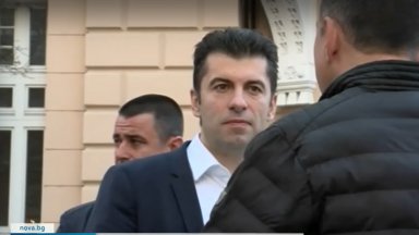 Премиерът Кирил Петков се яви около 10 часа тази сутрин