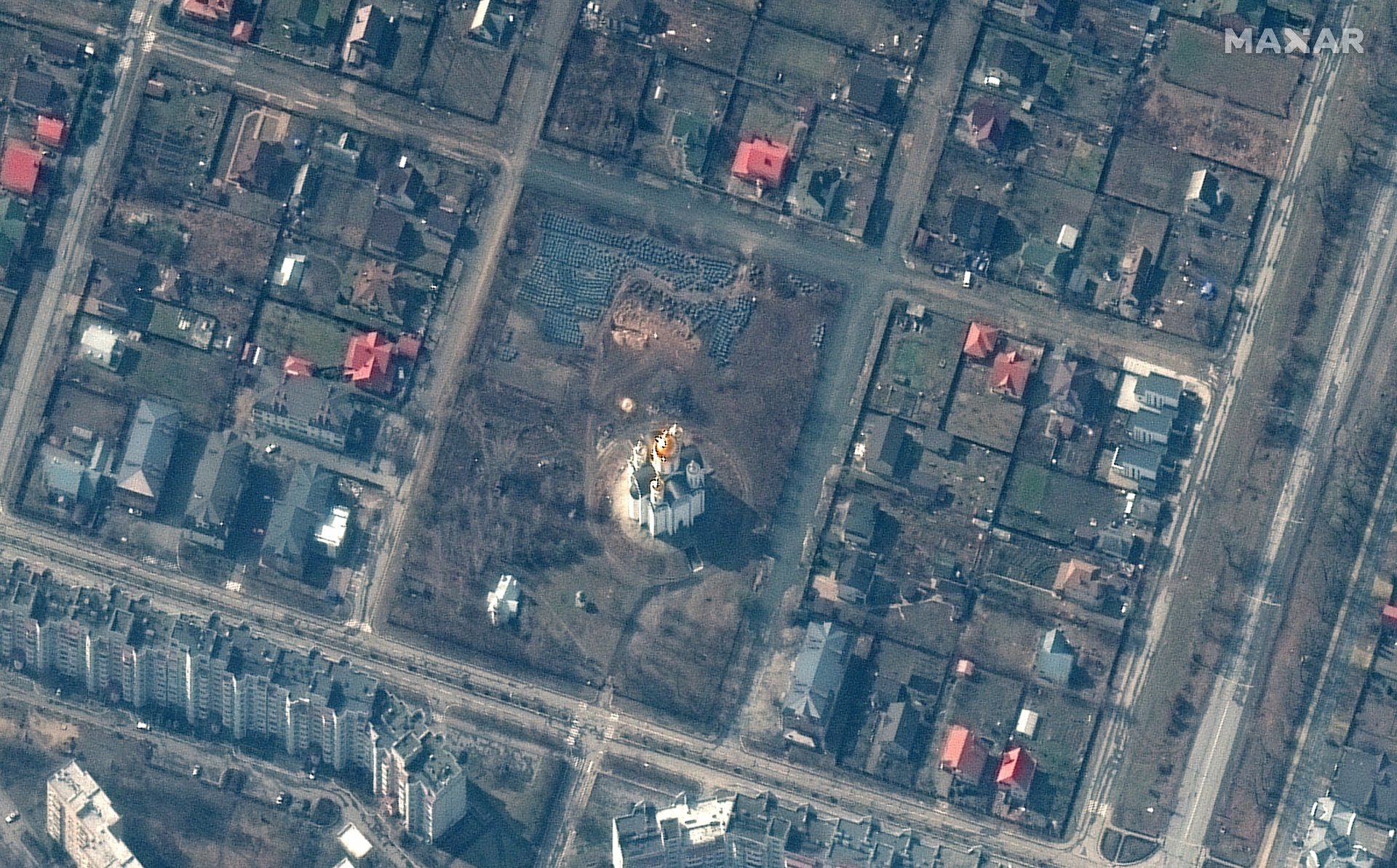  Сателитно изображение, показващо Буча, Украйна, с църквата Св. Андрей в центъра и мястото на евентуалния всеобщ гроб 