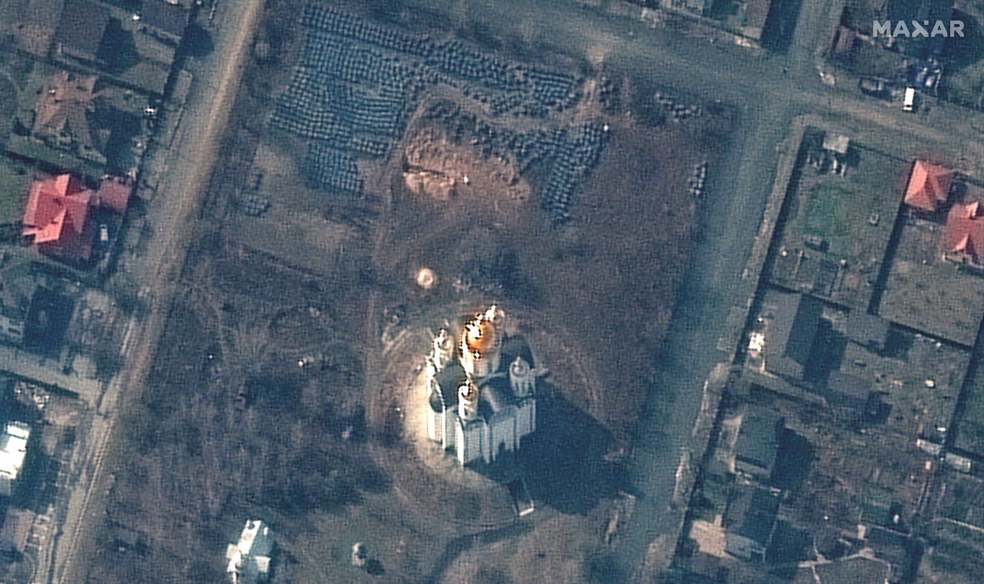Сателитно изображение, показващо Буча, Украйна, с църквата Св. Андрей в центъра и мястото на вероятния масов гроб