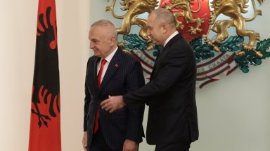 Президентът Румен Радев и албанският му колега Илир Мета дават