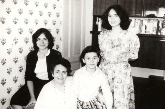 (Пенка Кунева с майка си Кина и сестрите си Деси и Бони