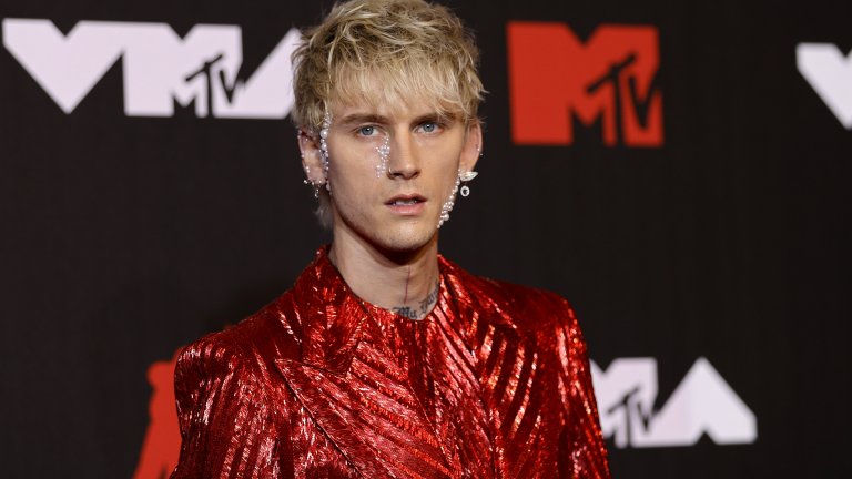 Рапърът Machine Gun Kelly покори за втори път върха на "Billboard"