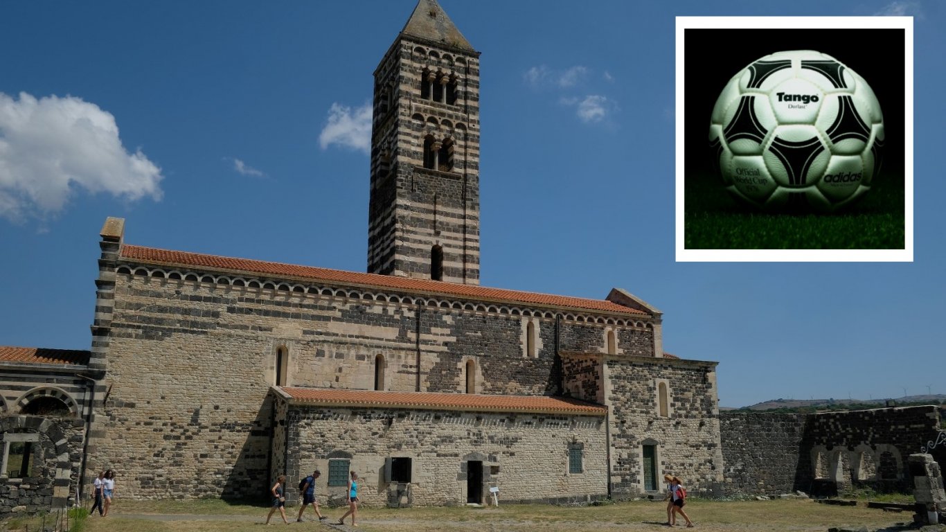 Свалиха десетки топки от покрива на църква в Италия, има и "Танго" от Мондиал 1978