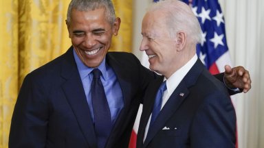 Обама се завърна в Белия дом за пръв път от 5 години (снимки)