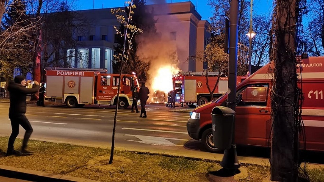 Шофьор изгоря, след като се заби с колата си в оградата на руското посолство в Букурещ (видео)