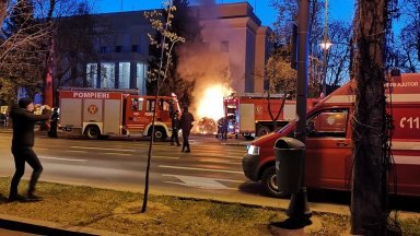  Шофьор изгоря, откакто се заби с колата си в оградата на съветското посолство в Букурещ (видео) 
