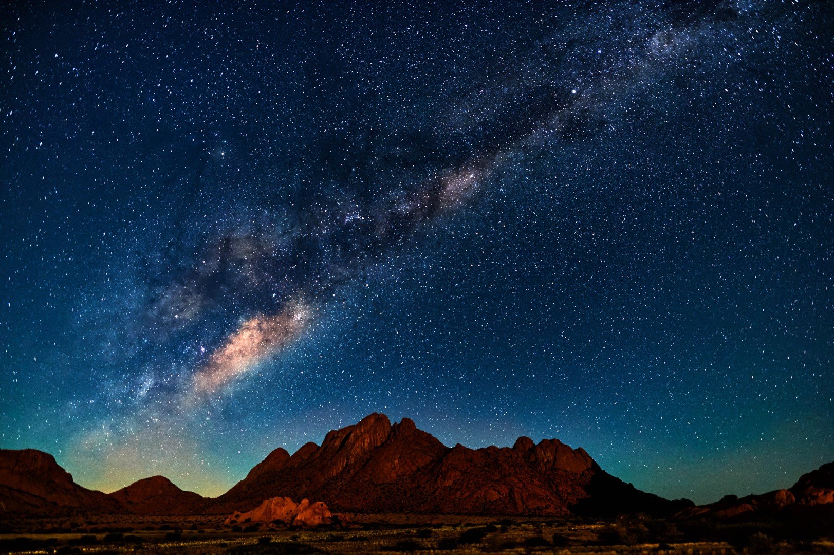 Нощното небе над Намибия с Млечния път в района на Шипцкопе
