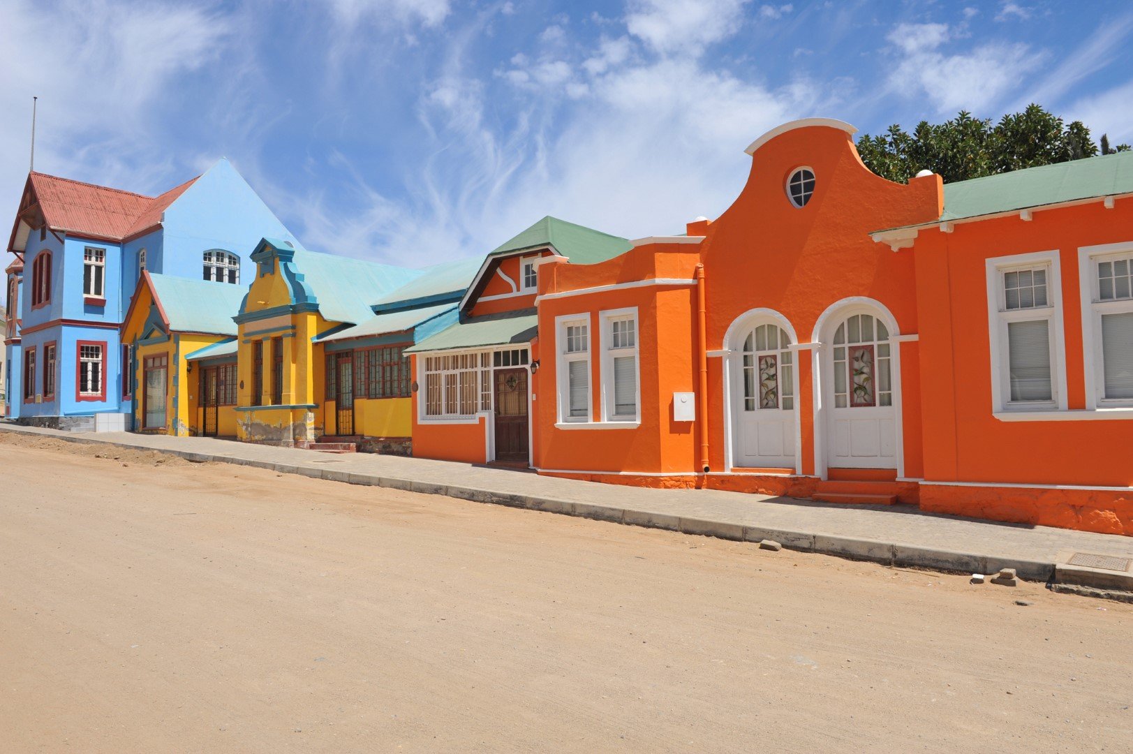 Цветни къщи в Людериц в югозападна Намибия