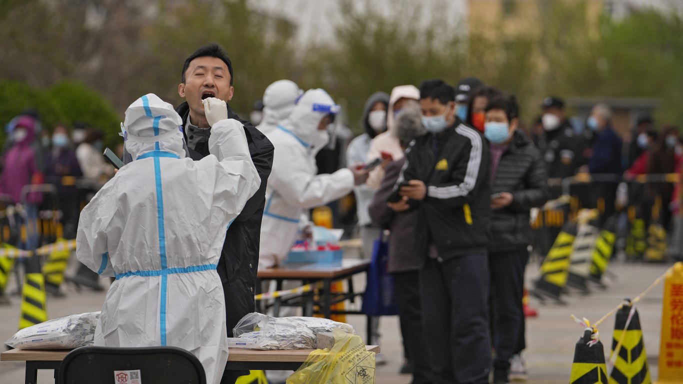 Китай с рекорд по новозаразени с Covid, отваря полева болница в Шанхай (снимки и видео)