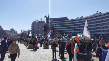 Партия Възраждане и нейни симпатизанти протестират пред Народното събрание срещу