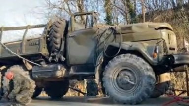 Едно денонощие бе нужно за да извадят от дерето катастрофиралия