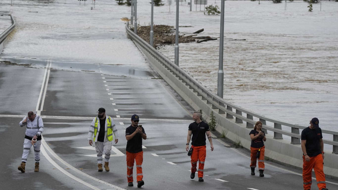 Тежки наводнения потопиха улиците на Сидни, евакуират гражданите (видео)