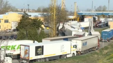 Километрична опашка от тирове в двете посоки се е образувала