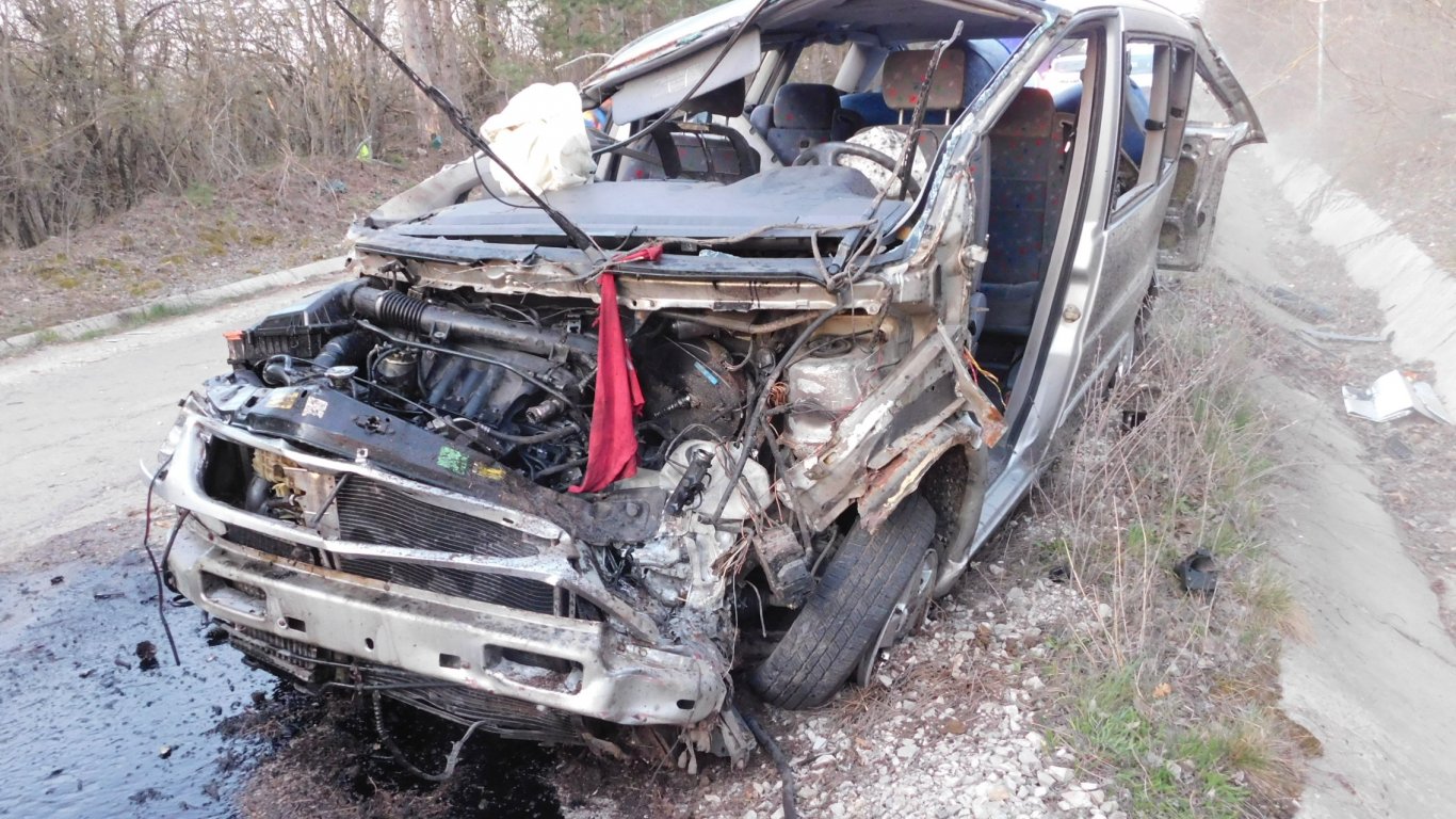 Двама тежко ранени, след като шофьор без книжка обърна бус край Разград (снимки)