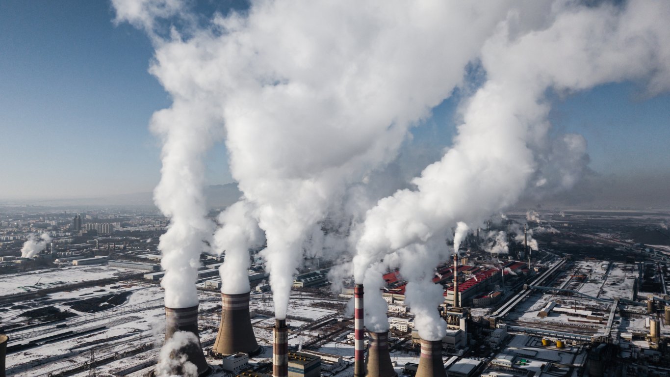 Китай насърчава използването на въглища и спъва усилията за намаляване на емисиите
