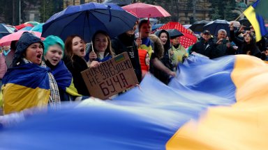 „Ние не сме неутрални“: Шествие в подкрепа на Украйна в центъра на София (снимки/видео)