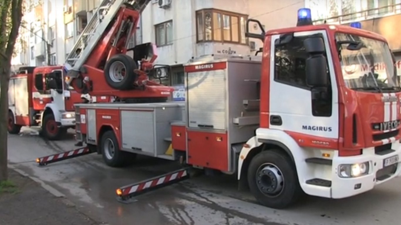 Пожар избухна в центъра на Русе, военни се притекоха на помощ