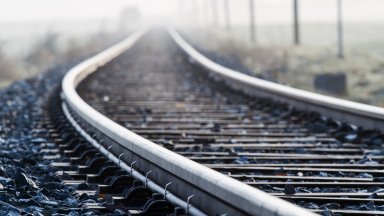 Млад мъж е починал, след като легнал на релсите и бил блъснат от влак край Нова Загора