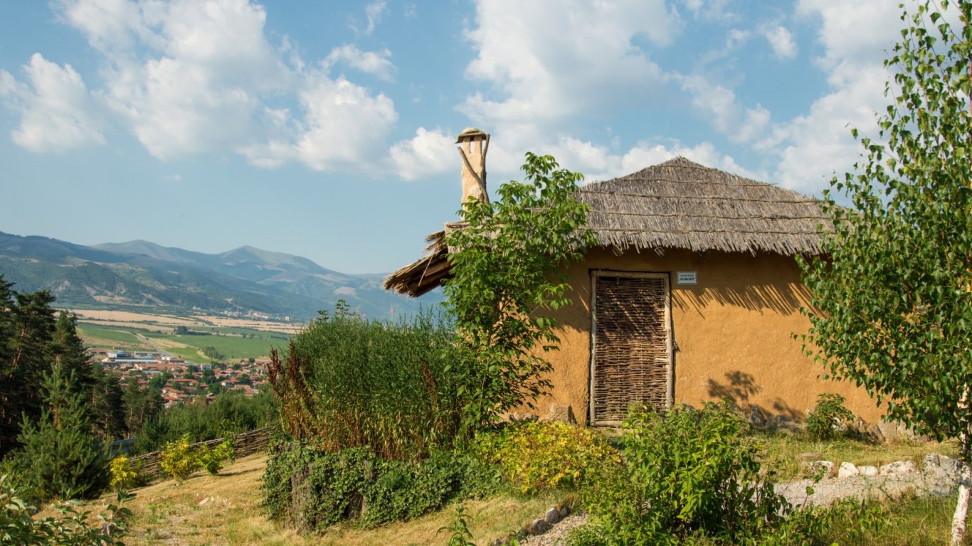 Неолитните къщички край село Чавдар: перфектни за уикенд на въздух