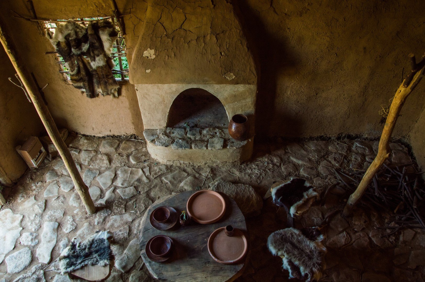 Възстановка на неолитни къщички в Археологически парк Тополница, село Чавдар