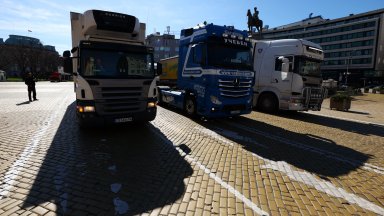 Няколко ТИР а блокираха площада пред главния вход на Народното събрание