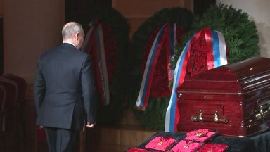 Президентът на Русия Владимир Путин лично поднесе цветя на поклонението