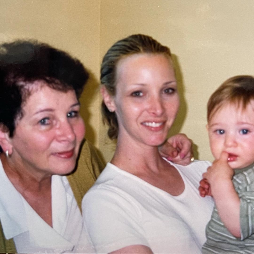 Лиса със сина си Джулиан и майка си Недра