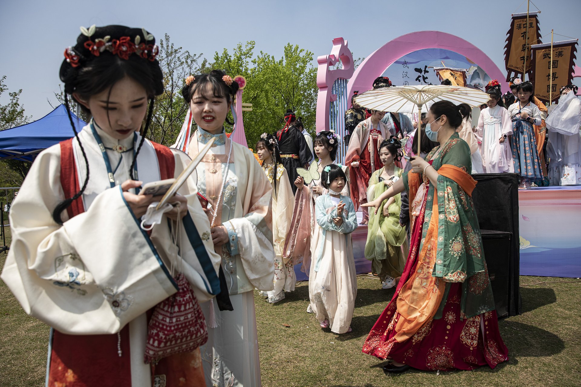 Жена в традиционна китайски носия с мобилния си телефон