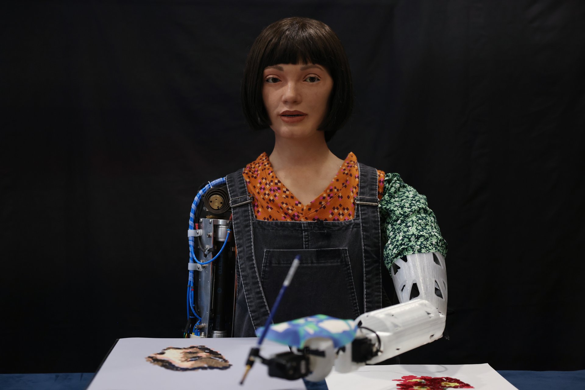 Ai-Da Robot, ултрареалистичен хуманоиден робот, рисува по време на пресконференция в Британската библиотека на 4 април 2022 г. в Лондон, Англия.