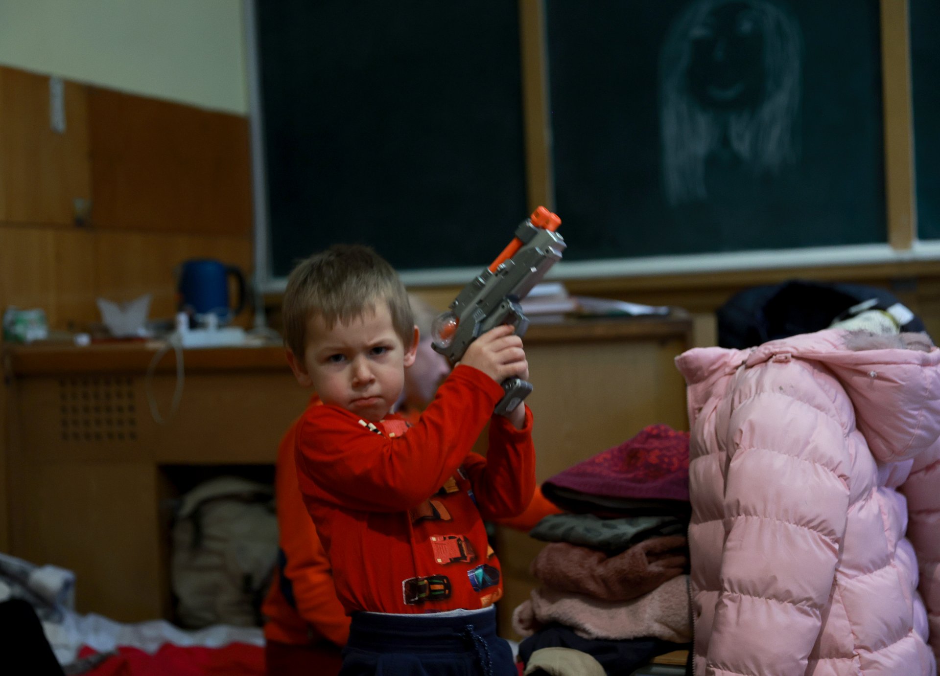 Лия Костюк с пистолет играчка 
