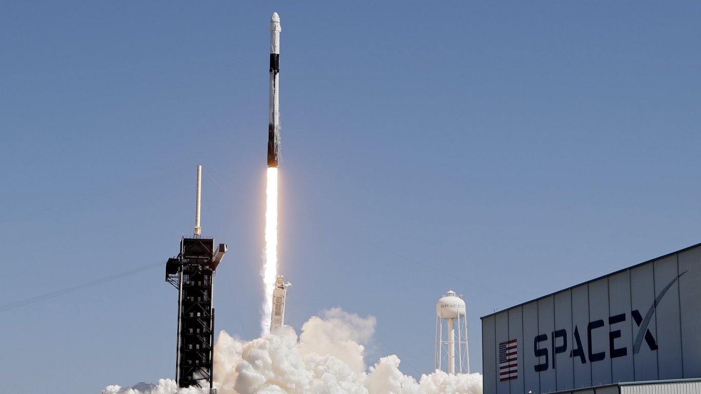 Най-скъпата туристическа дестинация: SpaceX за пръв път изпрати трима милионери в Космоса (видео)