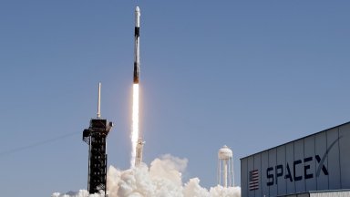 Най-скъпата туристическа дестинация: SpaceX изпрати трима милионери в Космоса (видео)