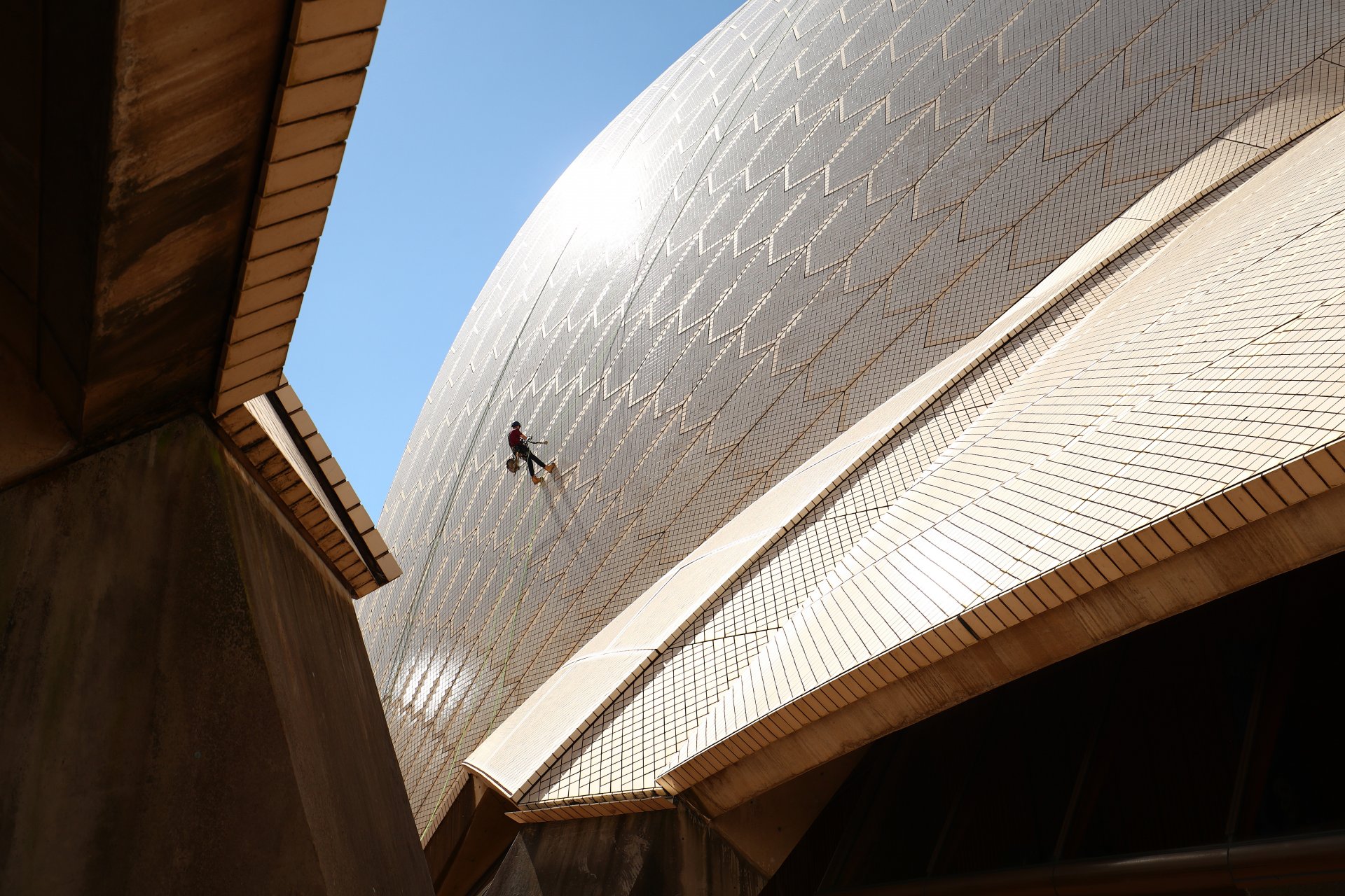 Проверка на плочките по купола на операта в Сидни