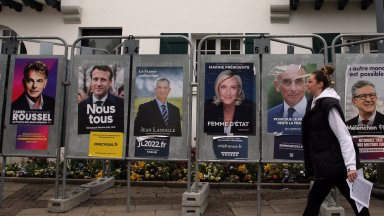 Избор измежду 12, но всъщност дуел - Франция гласува за президент