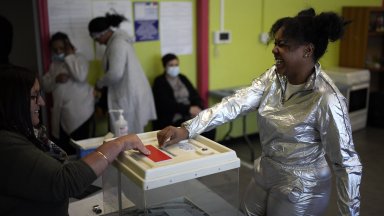 Макрон и съперничката му Льо Пен гласуваха на президентските избори във Франция (снимки)