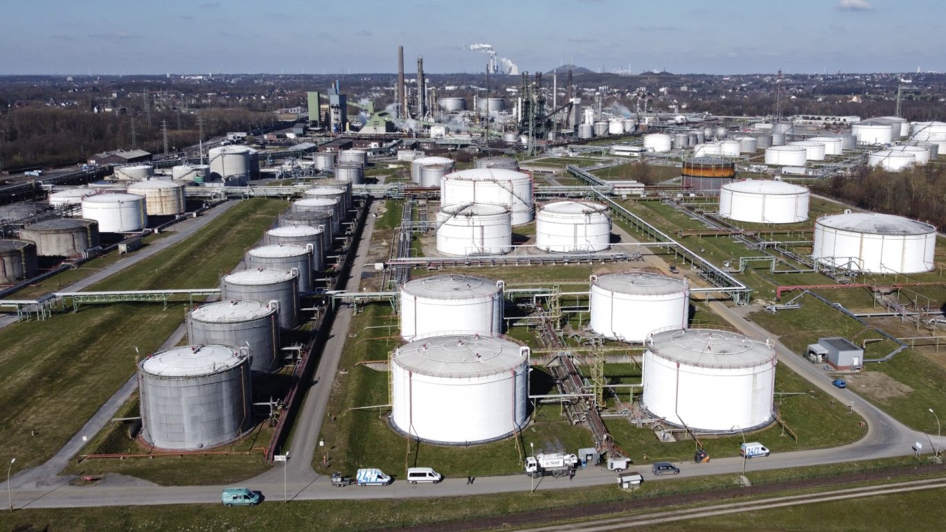 Германия обмисля въвеждане от ЕС на ембарго върху вноса на нефт от Русия